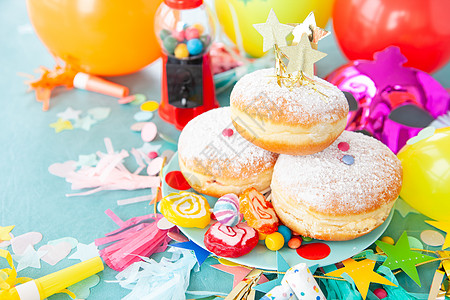 有很多糖的美味甜甜圈庆典邀请函派对乐趣气球狂欢节花环新年款待纸屑背景图片