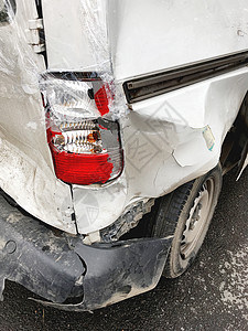 车祸后的车 撞破了保险杠和车灯 白色的车被塑料包裹盖住了大灯失败凹痕事故运输红色碰撞沥青图片