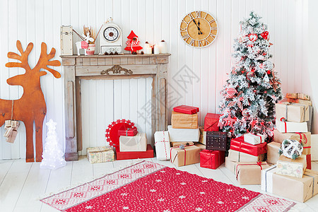 圣诞和新年家庭内部详情  木鹿 m礼物展示手表假期包装红色火焰玩具地毯花环图片