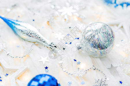 圣诞节和新年节日背景 有装饰品和灯泡 银色和蓝色闪光球 雪花和星形面团星星喜悦玻璃活力白色庆典静物假期纸屑火花图片
