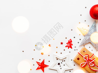 圣诞和新年背景 装饰  闪亮的星星 球 雪花 心脏 彩色白色纸屑火花灯泡红色喜悦青铜假期庆典浪漫图片