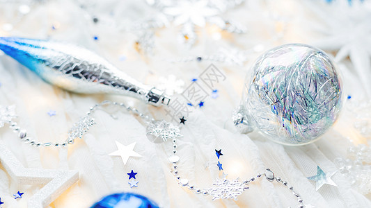圣诞节和新年节日背景 有装饰品和灯泡 银色和蓝色闪光球 雪花和星形面团纸屑玻璃庆典星星静物喜悦活力火花白色假期图片