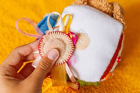丰富多彩的手为幼儿和婴儿制造玩具 繁忙的立方体 软钩针儿童工艺活动技术太阳织物针织衫董事会感官图片