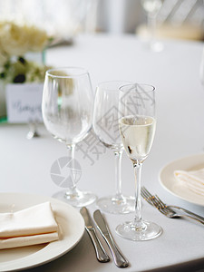 餐桌用餐具 酒杯和餐巾纸 面条彩色装饰品庆典餐巾白色玫瑰桌子作品盘子粉彩宴会咖啡店图片