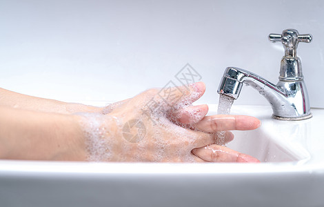 妇女用肥皂泡沫和自来水在浴室洗手卫生护士医院清洁度成人微生物身体外科细菌流感图片