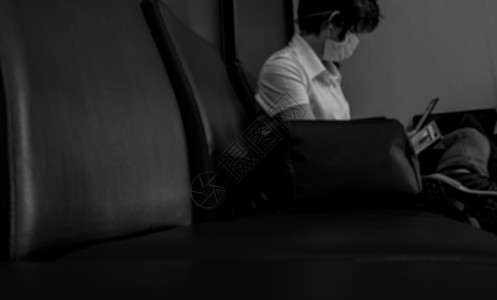 模糊妇女戴外科面具 用笔记本电脑坐在座位上传播药片安全感染技术风险男人危机成人社区图片