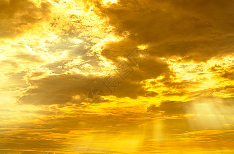太阳束的金色云彩天空 黄太阳天堂阳光神光射线日落晴天艺术光束橙子戏剧性图片