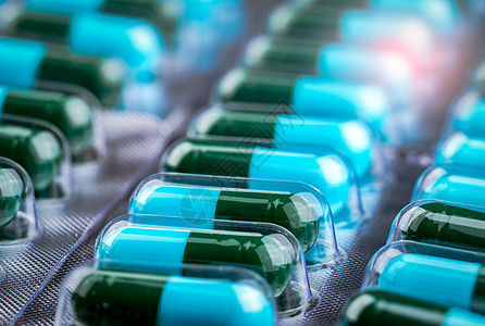 在泡罩包装的特写镜头绿蓝色抗生素胶囊药片 一个禁忌症药品市场反抗水疱治疗青霉素抗菌剂药理技术图片