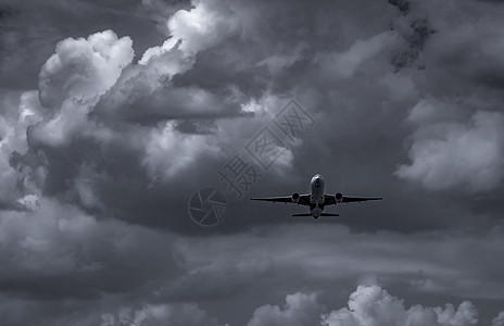 空中飞机在黑暗天空和白云上飞行 商业航空公司翅膀戏剧性旅行航班棉布航空空气飞机场假期危机图片