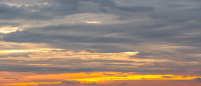 美丽的日出天空 金灰色和白色的天空 七彩苏戏剧性天堂光束橙子天气自由神光阳光射线冥想图片