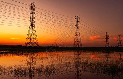 高压电流电线和有日落天空的电线紫色环境力量农场网格工程场地技术建筑学天空图片