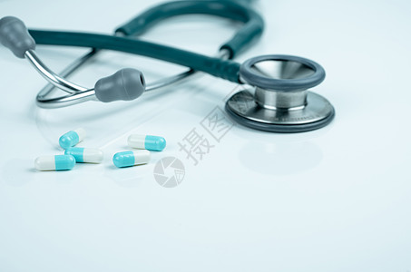 医生桌上或神经盘上的立体镜和蓝白胶囊药丸药片药剂学诊断处方脉冲药店抗生素治愈药物框架图片