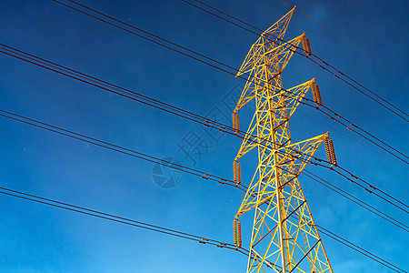 高压电电线杆和晚间输电线路网络发电机天空工程车站电压电缆蓝色变电站金属图片