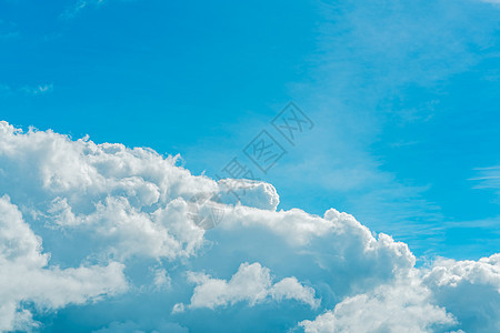 美丽的蓝天和白色积云抽象背景阳光天气蓝色空气晴天环境季节自由天堂气候图片
