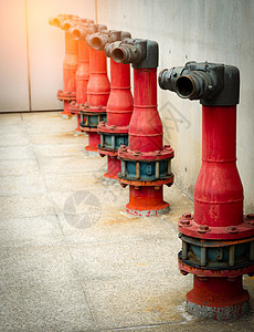 混凝土建筑水泥地板上的防火泵 Sy管道喷嘴安全工厂危险情况消防栓阀门民众预防图片