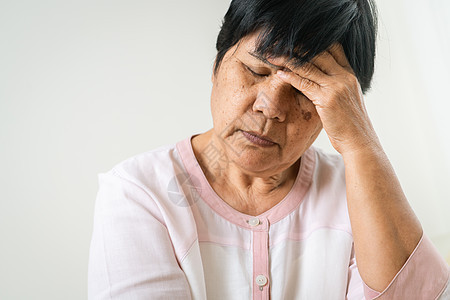 老年妇女头痛 精神紧张 偏头痛 以及保健问题病人女性疼痛状况疾病情感压力男人沮丧失智图片