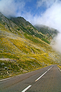 高山公路夏季山高山的阿尔卑斯山路背景