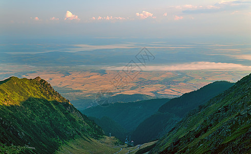 山顶美丽的夏月风景景观图片