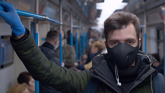 在地铁内戴保护面具的人危险社会成人运输生物城市预防医疗男人药品背景图片