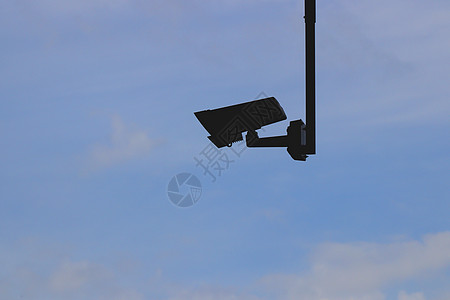 蓝天背景的街道摄影机轮廓 警方保护警卫监控系统监测图片