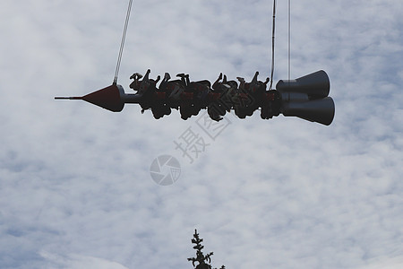与人民乘坐天空的旋转木马火箭 游乐园 Divo 岛 圣彼得堡乐趣节日木马喜悦闲暇记忆乡愁纺纱孩子们过山车图片