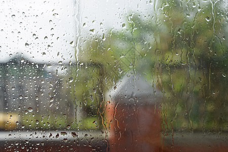 窗玻璃上的雨滴 雨中窗外模糊的背景房子季节阴雨天空下雨潜水雨窗天气淋浴窗格图片