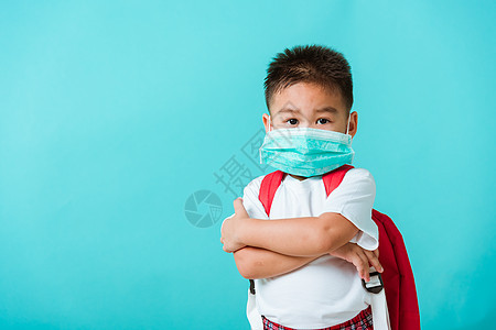 幼童幼儿园戴面罩 保护面具和书包快乐微笑蓝色工作室流感学校感染预防疾病男生图片