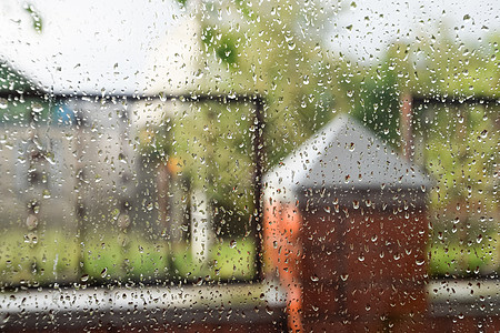 窗玻璃上的雨滴 雨中窗外模糊的背景淋浴晴天风景桌子季节下雨窗格天气湿度房子图片