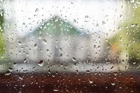 窗玻璃上的雨滴 雨中窗外模糊的背景窗格场景天气天空下雨风景滴水液体树叶桌子图片