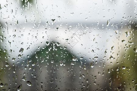 窗户雨滴窗玻璃上的雨滴 雨中窗外模糊的背景淋浴房子雨窗湿度天气墙纸环境季节窗格下雨背景