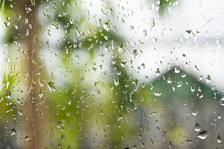 窗玻璃上的雨滴 雨中窗外模糊的背景季节植物房子森林下雨天生活天气艺术风景潜水图片