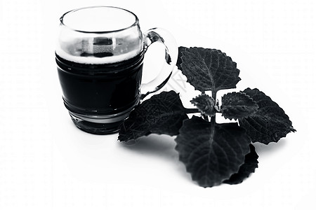 草本有机新鲜提取的 Ajwain 汁或 Bishop 的杂草汁在透明玻璃杯中与生 ajwain 或 ajowan 隔离在白色上 图片