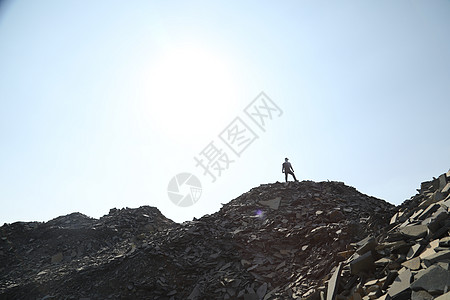 山剪影山上人的剪影阴影旅游男人工人游客阳光男性自然光石头冒险背景