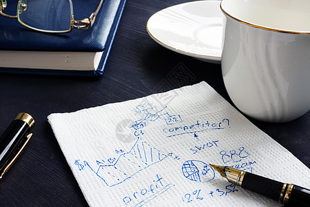 商业计算和创意想法写在餐巾纸上图片