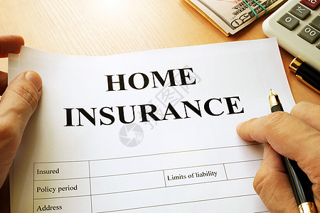 家庭保险单在桌子上图片