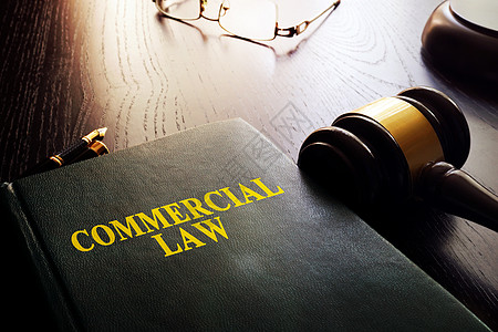商法和大锤放在桌子上合同诉讼法官司法会计条例法庭案件商业公司图片