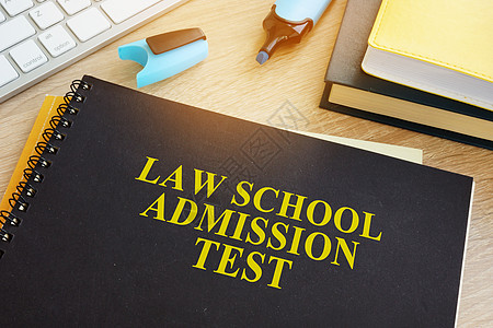 LSAT 法学院入学考试在桌子上图片