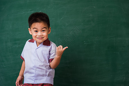 幼稚园儿童穿着学生制服 在绿色的沙丘上微笑男性商业男生瞳孔学校黑板学习孩子们课堂背包图片