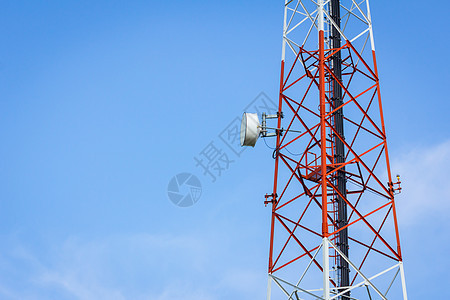 封闭电讯塔和云彩的蓝色天空 并配有复印版电讯卫星细胞信号桅杆频率金属盘子城市数据图片