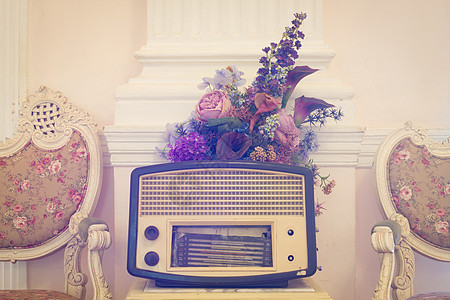 古董收音机 有花和椅子 具有古老背景风格装饰小路纽扣频率管子短波木头扬声器技术图片