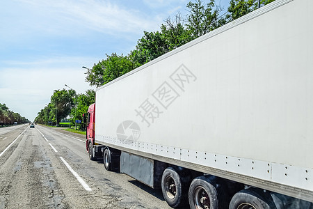一辆大马车骑在赛道上 卡车在路上运输速度耀斑船运玻璃交通货运商业工作司机图片