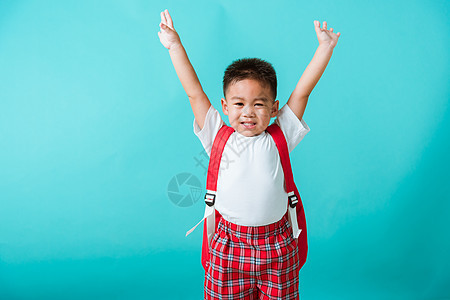 穿着制服的男孩微笑 当回到S时举起手来高兴教育孩子瞳孔优胜者幼儿园学校童年学生快乐胜利图片