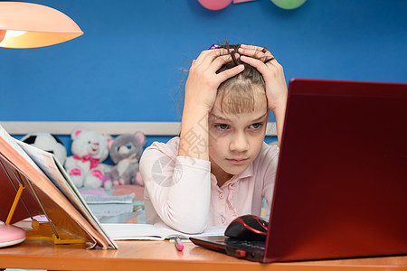 女童在家中网上学习面临挑战 要面对挑战图片