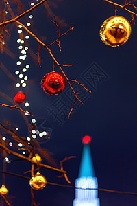 圣诞节夜景莫斯科街道为新年和圣诞节庆祝活动装饰 有明亮的红色和黄色球的树 背景是克里姆林宫的圣尼古拉斯 Nikolskaya 塔 俄罗斯星背景