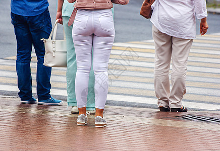 妇女正在等待过马路斑马穿越场景运动生活团体市中心路口街道女性图片