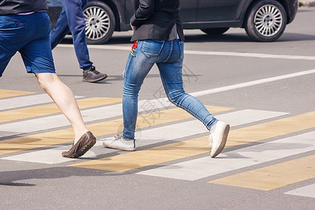 跨越人行横过人行交叉口的人生活男人场景牛仔裤运动斑马市中心速度行动街道图片