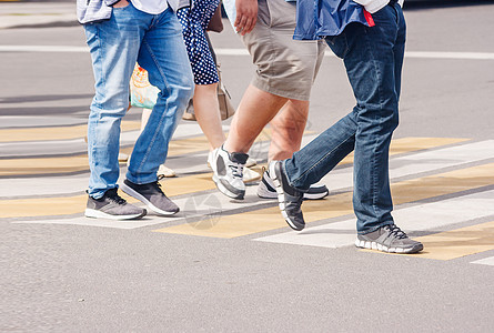 人行道中行人腿部行动安全牛仔裤运动场景女士城市速度生活人群图片