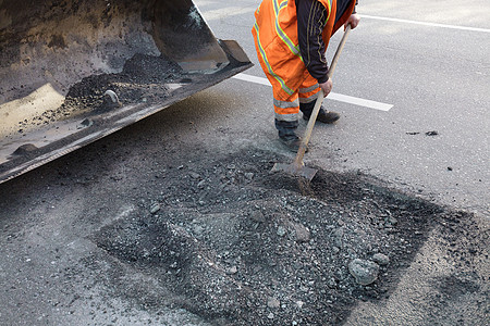 部分修补沥青路 工人清理道路的一条坏路碎石构造路面团队维修职场工作劳动建筑工人工地图片