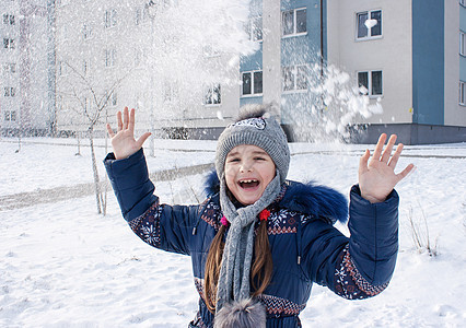 女孩在雪中玩耍快乐女性季节闲暇外套活动乐趣孩子幸福帽子图片