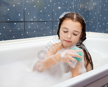 女孩坐在浴缸里洗手快乐洗澡孩子们乐趣肥皂孩子女性海绵飞溅卫生图片
